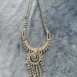 Festlig halsband  - Going for party? Dress with faux-bejaux accosteriez 🤩🤩. 