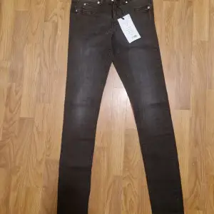 Ny skick med prislappen jeans från Gina Tricot Storlek S gråsvart