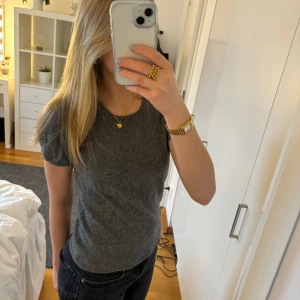 Stickad t-shirt i kashmir - Stickad t-shirt i 100% kashmir från Cashmere Spirit i väldigt bra skick, storlek S