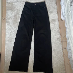 Svarta, högmidjade jeans från H&M - 110 cm långa. Sköna och stretchiga. Bra skick. Säljer dessa byxor för att de inte kommer till användning.❤️(Pris kan diskuteras)