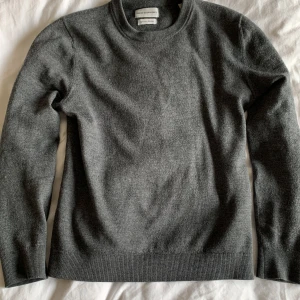 Marinoull tröja - Säljer en grå marinoull tröja från These glory days i storlek S för 450kr. Den är bara använd ett fåtal gånger och är 100% marinoull. Om du undrar något är det bara att skriva :)