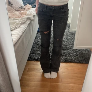 Gina Tricot jeans - Jeans med hål på knäna och som är slitna längst ner vid fötterna och lite vid högra fickan. Skriv för fler bilder och frågor💓