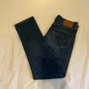 Levis 511 jeans 29/32 - Supersnygga och varsamt använda  Storlek 29/32 Nypris 1100kr Köp för 399kr