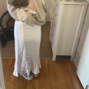 Lång kjol  - Super söt lång kjol! Säljer då den inte kommit till användning alls❤️ s/36