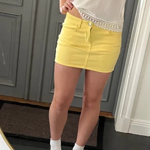 Pastellgul lågmidjad jeanskjol från Cubus - Pastellgul lågmidjad jeanskjol i storlek M som jag har sytt upp från en längre kjol. Passar även S. Tvärs över midjan är det ca 38 cm + stretch. Fint skick. Använd gärna köp nu!