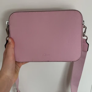 Rosa väska - Bra skick, använd en gång, säljer för att jag inte använder den