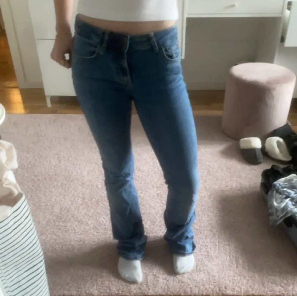 Super fina Bootcut jeans med låg midja från zara. Säljer dem då dem är alldeles för långa för mig som är 160 cm lång💓. Jeans & Byxor.