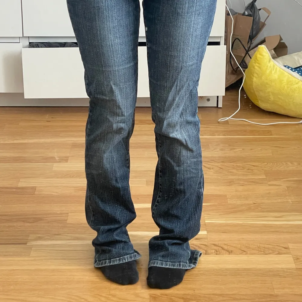 Fina blåa jeans i bra skick. Kommer ej till användning. Innerbenslängden är 82. Midjemått 37 tvärs över. Jeans & Byxor.