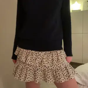 Så söt kjol i jättebra skick, det är shorts under vilket är jättebra!❤️‍🔥