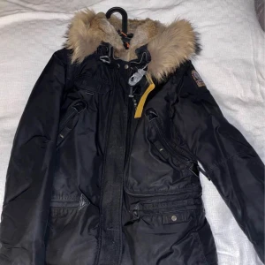Parajumper - Strl: M passar även S Priset går att diskutera Jackan är äkta såklart  