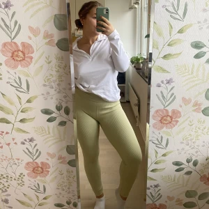 Ljusgröna springtights  - Så snygga men tyvärr förstora för mig !  Pris är diskuterbart !