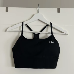 ICIW träningstopp - Vadderad sportbh från ICIW i gott skick! Aldrig använd då den inte passar mig. Nypriset ligger på 399kr mitt pris 189kr🥳 Skriv för fler bilder!!
