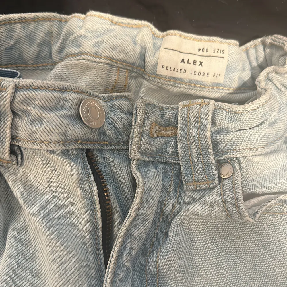 Nästan oanvända jeans stl 134 . Jeans & Byxor.