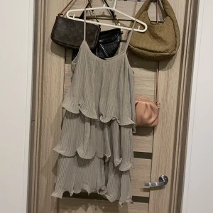 Klänning från hm - Klänning från hm i färgen cappuccino, storlek M