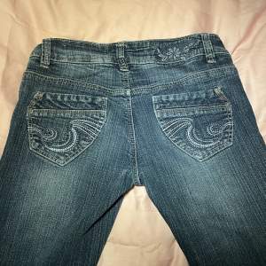 Mörkblå jeans i ett perfekt skick med jättecoola detaljer 💕 sitter lågmidjade och bootcut! Säljer för att de tyvärr är för korta på mig🥹