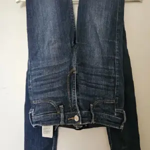 Superfina jeans i bra skick och höstig/vintrig färg! Fullängd på mig som är 167 cm💗 stl w25 motsvarande 36 / s