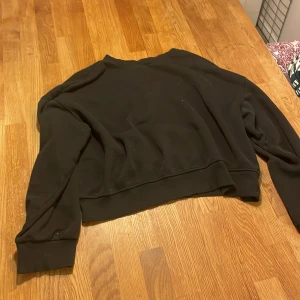 Svart sweatshirt  - Svart sweatshirt, inte fläckar och inte trasig, väl använd men inget fel på tröjan 