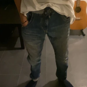 Cool vintage gammal jeans - Använt de ganska ofta men ser helt perfekt ut, ser ingen skillnad från när jag köpte den och nu. Den var köpt secondhand för längesen. Man kan knyta byxorna med snöre så det är nice.