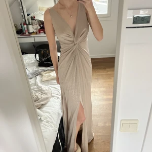 Långklänning - Superfin beigeglittrig långklänning💕 Lång på mig som är 175