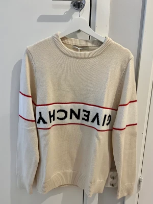 Givenchy Sweatshirt NY - Strl M,  Skick 10/10 (helt ny med tag),  Rökfritt och djurfritt hem,   Skriv vid frågor,  Kan mötas upp i Stockholm eller skicka med Postnord