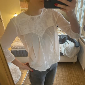 Vit blus spetsdetaljer - Vit blus i strl. S med fina detaljer både fram och bak från Levi's. På baksidan har den knappar och ett knyte, de andra bilden. Trekvartslånga ärmar.☺️