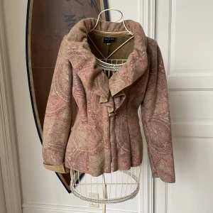 Varm tröja  - Säljer den här jätte fina tröjan med dragkedja. Franskt märke