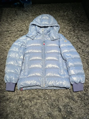 Moncler cuvellier  - moncler covellier baby blue  Size: 3 Pris: 5499kr Skick: 8/10 utöver bilderna i inlägget, lite skadad dragkedja men fungerar fint om man tar de lugnt 