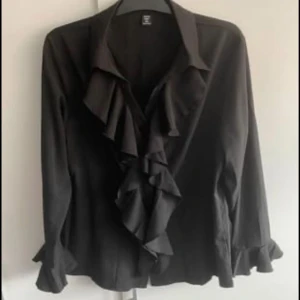 Svart Blus  - Mammas oanvända blus! Storlek XL