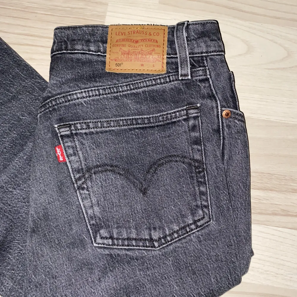 Ett par gråa feta levis jeans!! Inga defekter eller slitage! Skick 9/10. Gärna hör av er om ni undrar något! (Sitter mer som w27 eller w 28). Jeans & Byxor.