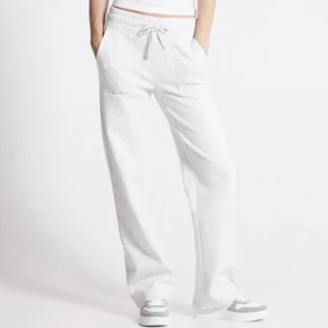 Grå mjukis  - De trendiga mjukisarna från lager 157. Byxorna är mörkare i verkligen än på bilen men mitt ljus på bilderna få de att se lite för mörka ut 