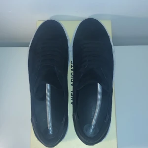 Axel arigatos  - Tja ett par näst intill helt nya arigatos använda cirka tre gånger box och dustbag följer med allt og priset är inte hugget i sten 