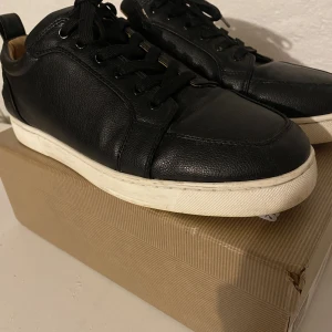 Louboutin skor - louboutin skor herr skick 8,5/10 väldigt sparsamt använda. Tveka inte o hör av dig vid frågor 