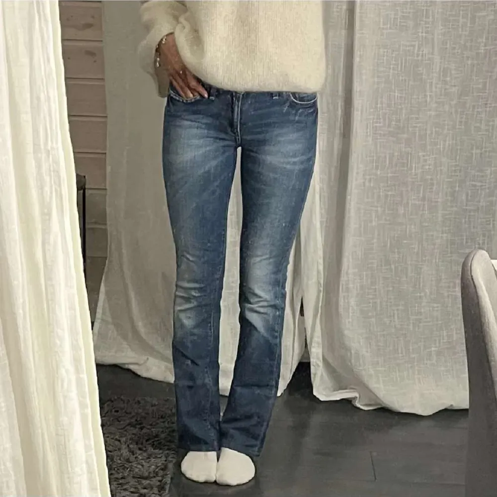 Säljer dessa jätte snygga jeans i mycket bra skick, Jag är 166 och passar mig bra i längden💞 Skriv för egna bilder💞. Jeans & Byxor.