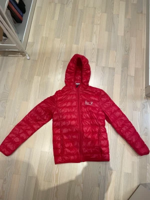 Armani dunjacka - Säljer en helt ny dunjacka från Armani då den inte riktigt är i min stil. Nypris som ni ser på fjärde bilden är 2365. Jackan är i princip helt oanvänd, bara testad en gång på en kort promenad utomhus, och är i perfekt skick. Unisex-modell. 