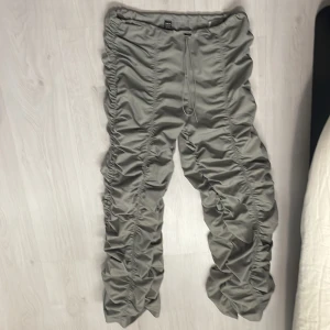 Byxor  - Gråa byxor, bara testade en gång.