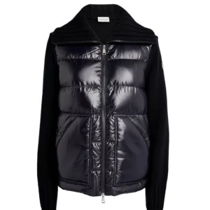 Moncler Cardigan  - Säljer min fina Moncler cardigan. Har den svarta, inte den vita de är bara för fler bilder. Skriv privat för fler bilder på. Den är i M men passar även S skulle jag säga💕(pris kan diskuteras)