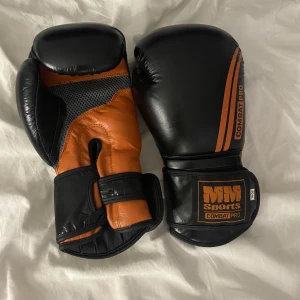Boxningshanskar  - Boxningshanskar, knappt använda  Köpte för 500