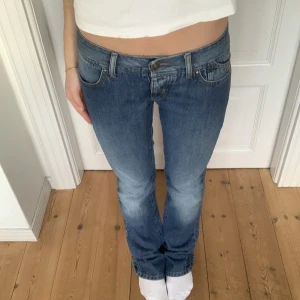 Lågmidjade jeans - Super snygga jeans från Sisley med lapp kvar! Helt oanvända! Jag är 165! Innebenslängd: ca 82. Midjemått: ca 39