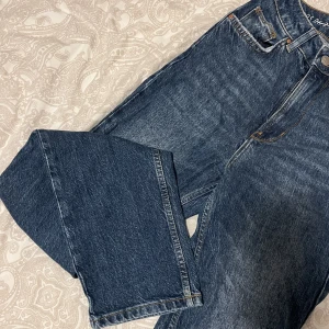Jeans från bikbok - Mörkblåa Straight leg jeans från bikbok. Endast använda en gång. Blivit för små för mig. Storlek 25, långa i benen