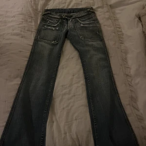 Jeans - Säljer mina assnygga bootcut jeans med coola detaljer som är helt nya och köpta utomlands, säljer då dem är för små för mig💕💞storlek 25