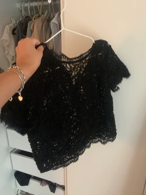 Spets topp - Lik den populära toppen! Spets med dragkedja bak. Så fin💕