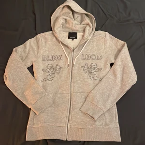 Rhinestone Zip tröja - Tröjan är i topp skick då den aldrig är använd🤩. Säljer den eftersom den var för stor för mig 👍