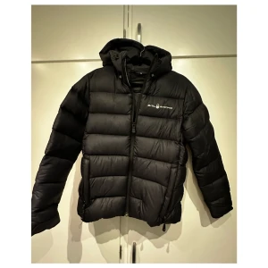 Sail racing jacka - Sail racing jacka som är i fint skick, vet tyvärr inte vad modellen heter men köpte den för 3000kr. Den är i storlek 150, men jag tycker den sitter som en S, jag är 163cm lång.