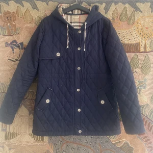 Burberry Jacka  - En stilig marinblå Burrberry. Köpt för Ca 10k  En knapp är lite lös men annars fel fri Storlek XL men sitter som S/M