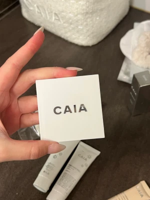 Caia sminkspegel mini  - Aldrig använd, plast fortfarande kvar mellan spegeln. Perfekt att ha i handväskan 