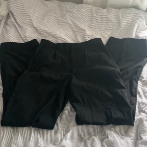 Kostymbyxa - Säljer dessa jättefina kostymbyxor ifrån Pull & bear! Jättefint skick trots använda flertal gånger, storlek S men skulle säga att de passar även som M/36. Normalt är det raka ben men kan även ses som flare. De är midwaist! Pris går att diskutera❤️❤️