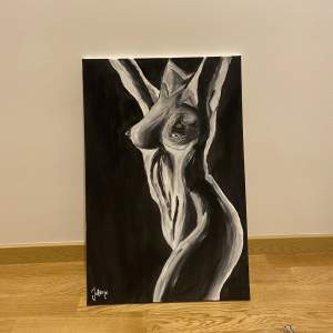 Tavla på en kvinnlig kropp målad i svartvit akryl på canvas. 🖤 DM för mer info.