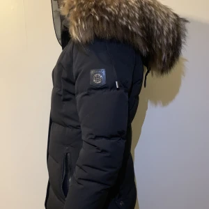 Hollies jacka  - Det är st 36. Ena drag kedja band har gått av (se bild). Pris kan diskuteras. Har även kvitto till jackan tillgänglig. Jackan är köpt från johonells 2022. 