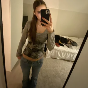 Långärmad tröja - Långärmad tröja med tryck och en glitterficka. Jättefin. Storlek M men har sytt om till en storlek S så att den blir mer figurnära.