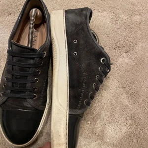 Lanvin  - Skick 9/10 Allt med följer Strl 40 (uk6) passar 41 Färg elefantgrå  Nypris 4299kr Mitt pris 2799kr